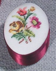 D033 Petit Point Dose oval, klein, rot Deckel Stramin