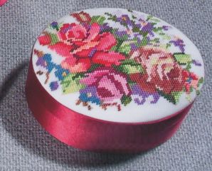 D034 Petit Point Dose oval, groß, rot Deckel Stramin