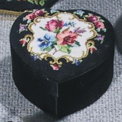D03 Petit Point Herzdose schwarz Deckel schwarz