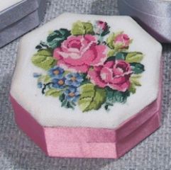 D042 Petit Point Dose 8-eckig, rosé Deckel Stramin weiß