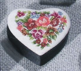 D019w Herzdose schwarz Deckel: weiß petit point