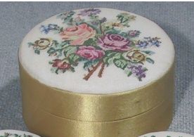 D050/130 Petit Point Dose groß, rund, gold Deckel Stramin weiß