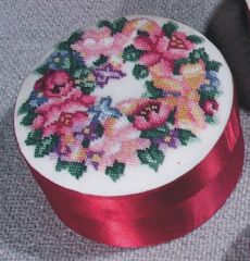 D1336 Petit Point Dose rot, rund, groß Deckel Stramin + Kranz pp