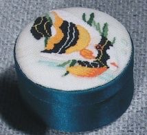 D1341 Petit Point Dose rund, blau Deckel Stramin + Fisch