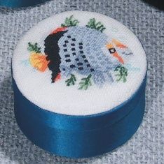 D1349 Petit Point Dose rund, blau Deckel Stramin + Fisch