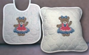 FHA 2106.A2530 Lätzchen Teddy-Mädchen Vorgez. 25x30 cm