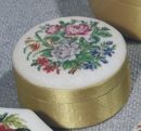 D045 Petit Point Dose rund, gold Stramin: weiß