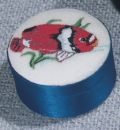 D1339 Petit Point Dose rund, blau Deckel Stramin + Fisch